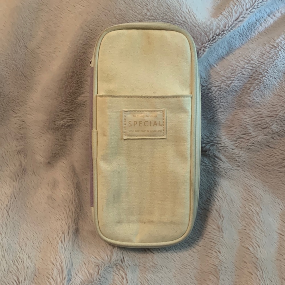 Angoo - Expandable pencil case